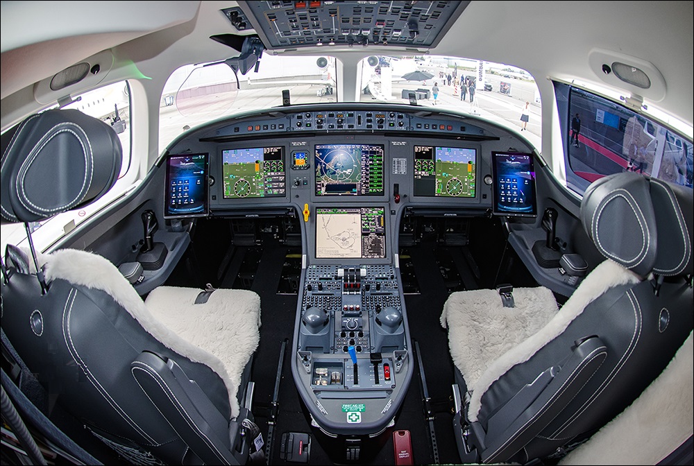 photo of the aircraft Dassault Falcon 8X