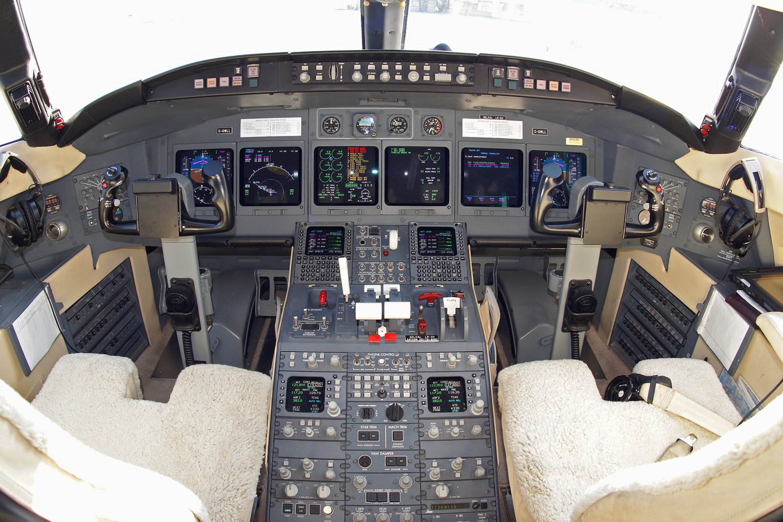 private jet Bombardier Challenger 604